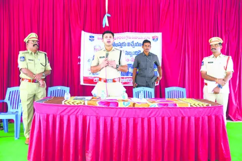 పోలీసులు అప్రమత్తంగా ఉండాలి