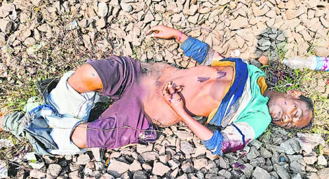 రైలు నుంచి జారిపడి గుర్తుతెలియని వ్యక్తి మృతి 