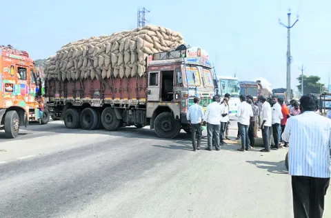 ధాన్యం లారీలతో రైతుల ఆందోళన 