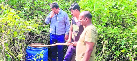 300 లీటర్లసారా పులుపు ధ్వంసం
