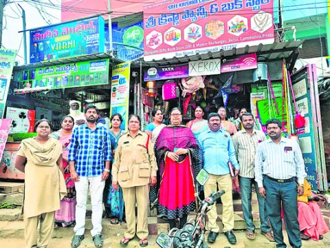 ఫొటోలకు ఫోజులు..