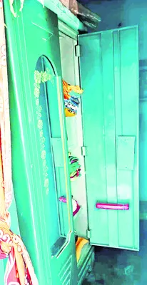 పట్టపగలే రెండిళ్లలో చోరీ 