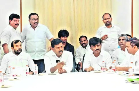 మరోసారి విభేదాలు బహిర్గతం