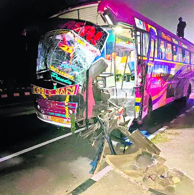 లారీని ఢీకొట్టిన బస్సు 