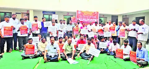 డిమాండ్ల సాధన కోసం నిరసన