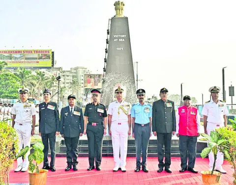 అమర జవాన్లకు ఘన నివాళి 