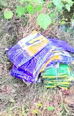 పాన్‌గల్‌లో పట్టుబడిన చీరలు  
