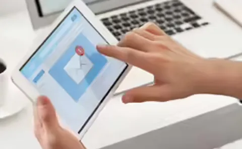 Employee honest leave request to spend day with girlfriend15