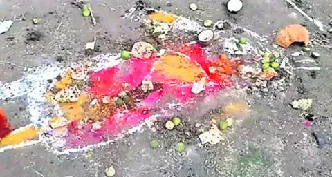 సర్పంచ్‌ అభ్యర్థి ఇంటి ఎదుట క్షుద్రపూజలు  
