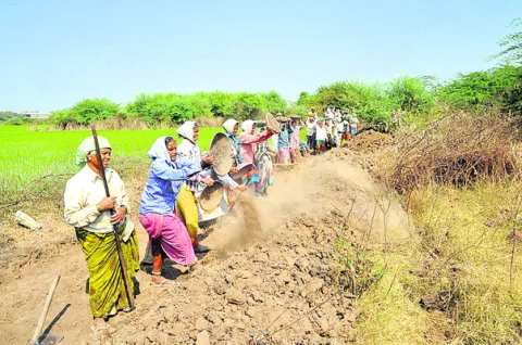 వేతనం.. సతమతం..