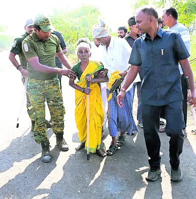 పోలీసు లాఠీ.. అవ్వకు సాయం
