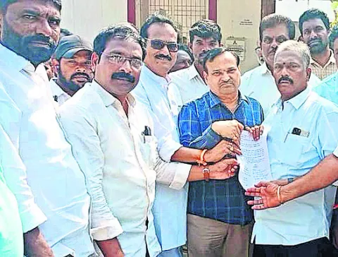 స్టీల్‌ప్లాంట్‌ టౌన్‌షిప్‌కు భూములివ్వం 