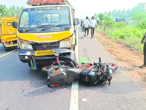 రోడ్డు ప్రమాదంలో యువకుడి మృతి 