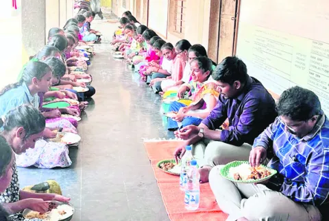 చదువుతో పాటు సౌకర్యాలూ కల్పించాలి