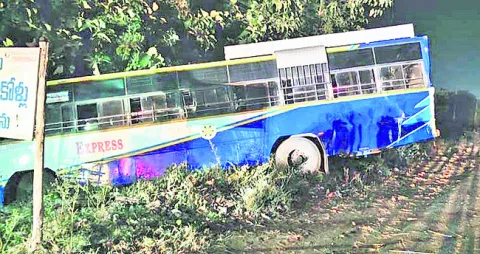 లగ్జరీ బస్సును ఢీకొట్టిన లారీ
