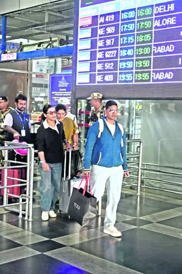 విశాఖ చేరుకున్న మహిళా క్రికెటర్లు 