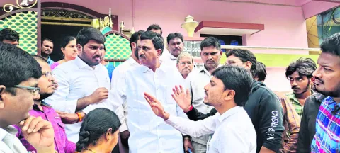 నర్సింగ్‌ కాలేజీ వద్ద ఉద్రిక్తత 