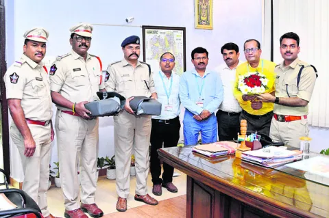 డ్రోన్‌ కెమెరాల వితరణ 