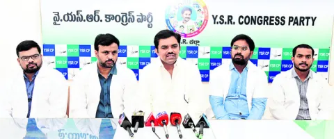 బాబు బినామీల జేబులు నింపడానికే ప్రైవేటీకరణ 