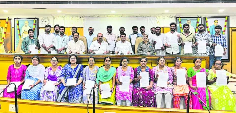 పలువురికి కారుణ్య నియామకాలు 