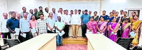 సీనియర్‌ అసిస్టెంట్లుగా 35 మందికి పదోన్నతి 