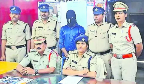 డెబిట్‌ కార్డు ఏమార్చి..