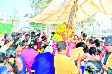 వనదేవతలకు  భక్తుల మొక్కులు
