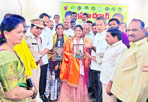 కానిస్టేబుళ్లుగా ఎంపికై న అక్కాచెల్లెళ్లకు సత్కారం 
