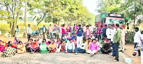 ఆశ్రమ పాఠశాలలో బోర్డు కూలి విద్యార్థి మృతి