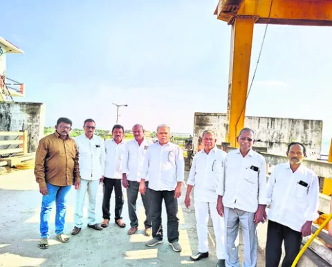 పెండింగ్‌ ప్రాజెక్టుల నిర్మాణానికి నిధులు కేటాయించాలి 