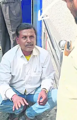 మోసం చేశారని  ఇంటి ముందు హిజ్రా బైఠాయింపు 