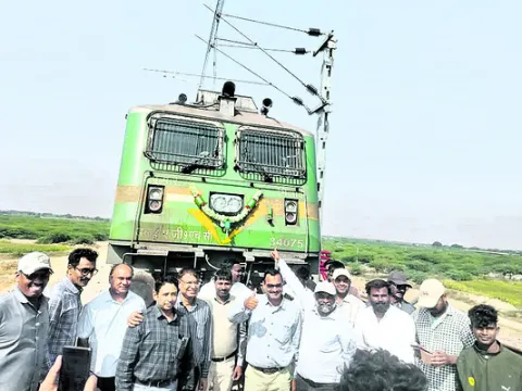 బాదనహాళ్‌ రైల్వేస్టేషన్‌ ప్రారంభం 