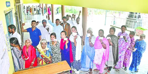 పోటెత్తి.. ఓటెత్తి 