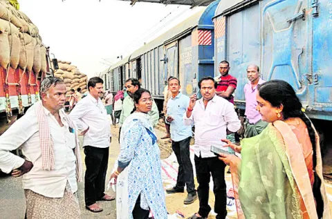 తెనాలి నుంచి పెద్దాపురానికి ధాన్యం రవాణా 
