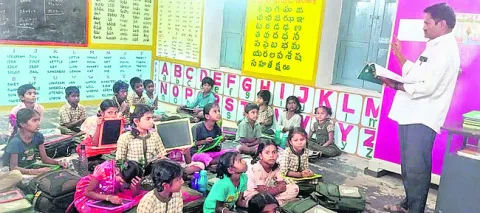 32 మంది పిల్లలు.. ఒకరే టీచర్‌