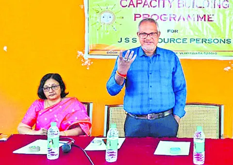 స్వయం ఉపాధి కోర్సులను సద్వినియోగం చేసుకోవాలి 