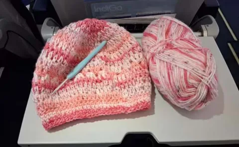 Man knits beanie mid-air for friend’s daughter Goes Viral15