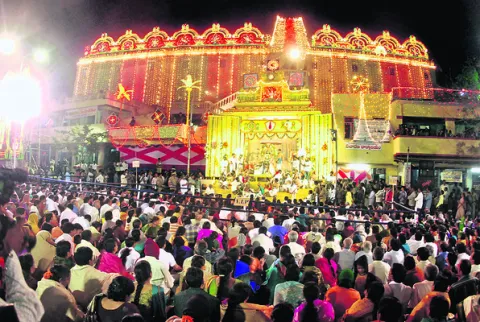 ఆధ్యాత్మిక సందడి..