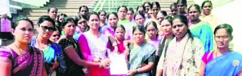 పేదలకు ఇళ్ల స్థలాలు ఇవ్వండి 