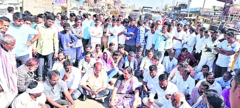 బేలలో సోయా రైతుల ఆందోళన