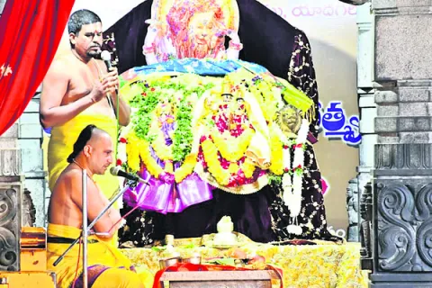 యాదగిరీశుడి సన్నిధిలో  నిత్యకల్యాణ వేడుక 