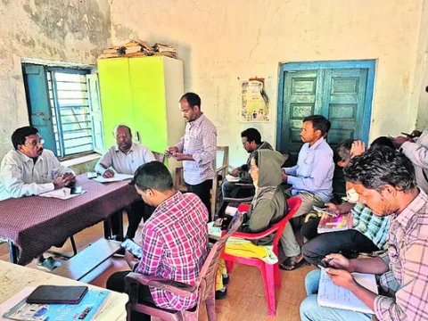 గిరిజన రైతులకు రుణాలు
