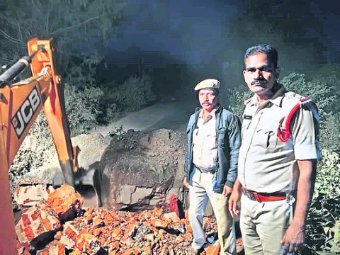 కూలిన బ్రిడ్జి.. రాకపోకలకు అంతరాయం 
