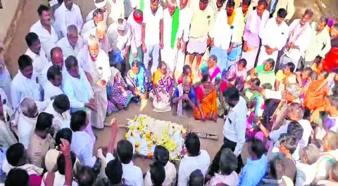 శ్మశానస్థలం కోసం శవంతో నిరసన 