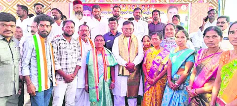 సర్పంచులు ప్రజా సేవకు అంకితం కావాలి