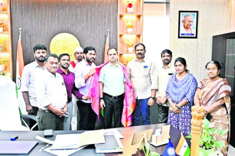 అఽధికారులకు అభినందనలు