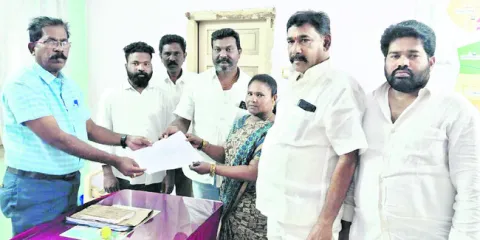 మహిళా సర్పంచ్‌కు అవమానం 