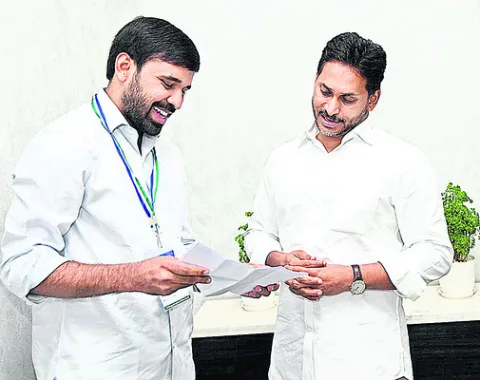 మోహిత్‌ రెడ్డిని అభినందించిన అధినేత