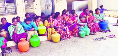 టేకులోడు సచివాలయానికి తాళం 