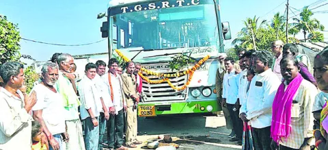 ఆ బస్సుకు ఏటా పూజలు